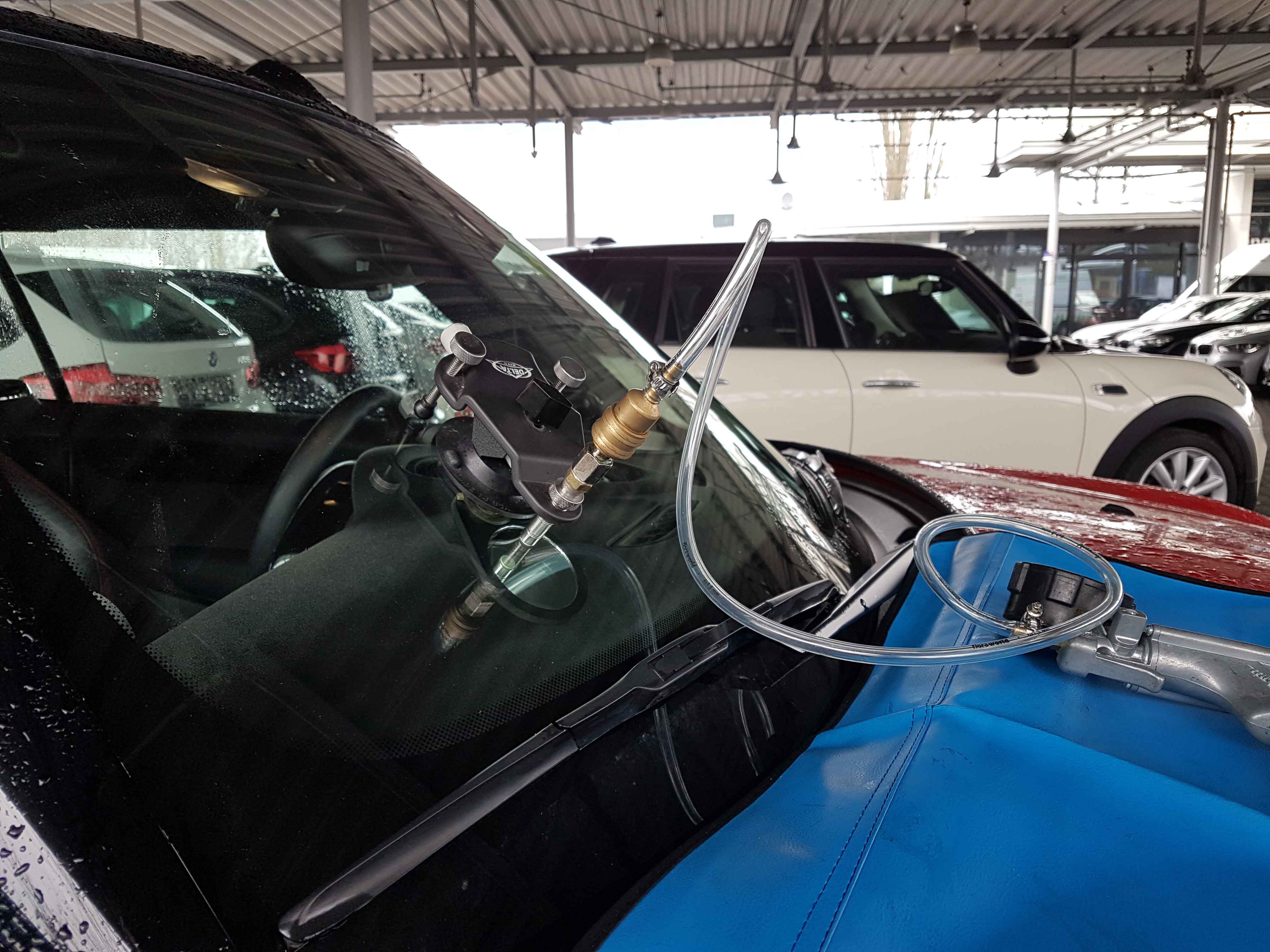 Steinschlag-Reparatur mit Spezialgerät